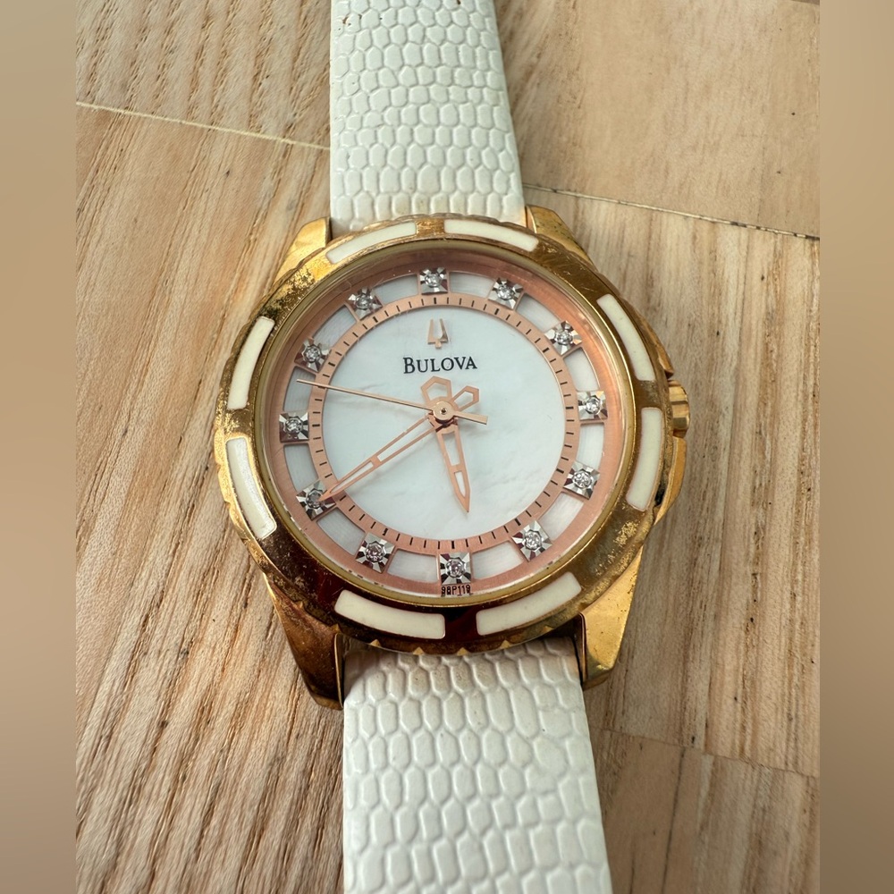 Bulova ladies 98P119 rose gold tone white leather watch NEW BATTERY